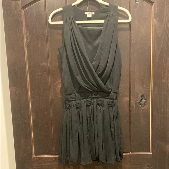 Elegant Black Sleeveless Dress - Picture 1 of 3